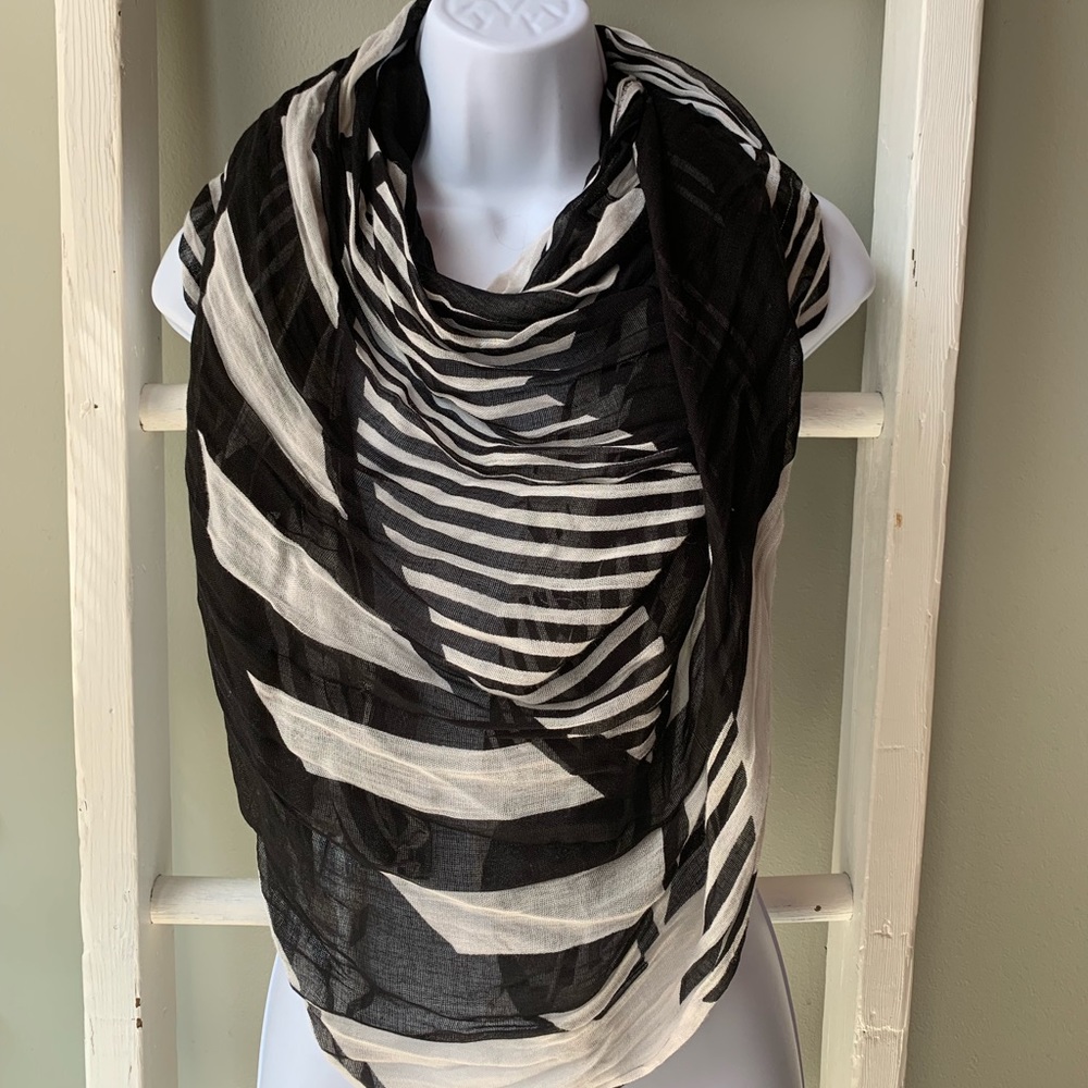 VINCE CAMUTO Black and white scarf